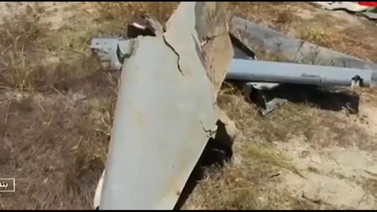 Iran, i Pasdaran mostrano i rottami del drone Usa: "Abbattuto nei nostri cieli"
