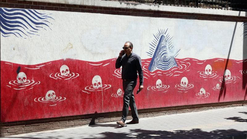 Anteprima: Pezeshkian sfida i falchi e riapre Internet: gli iraniani di nuovo connessi dopo mesi di…