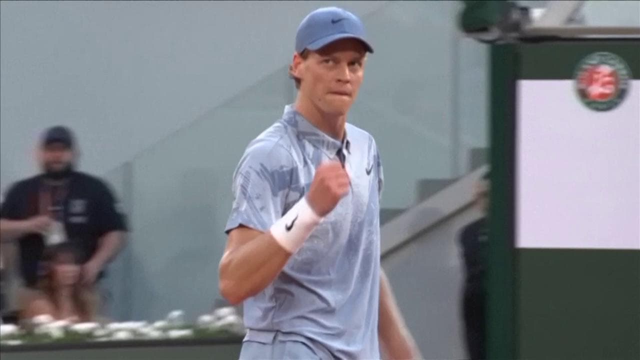Roland-Garros, in un minuto la lezione di tennis di Sinner al francese wild card Tabur