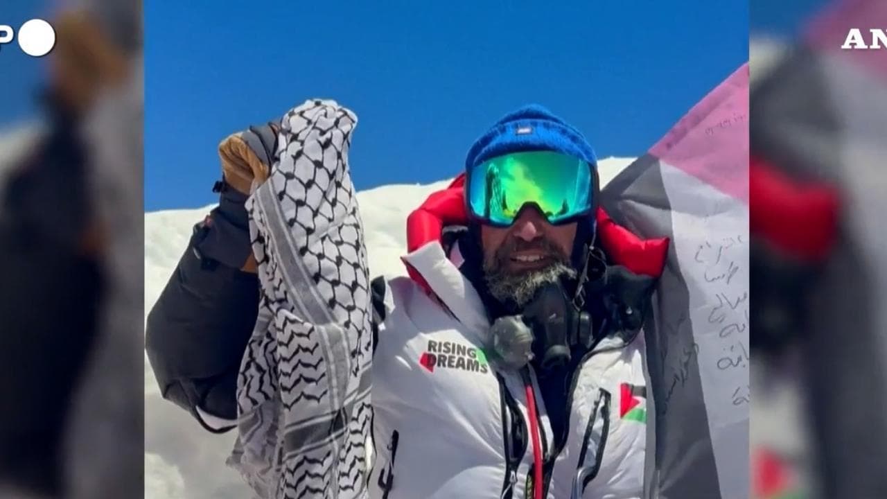 Alpinista italiano porta sull'Everest i sogni dei bambini di Gaza