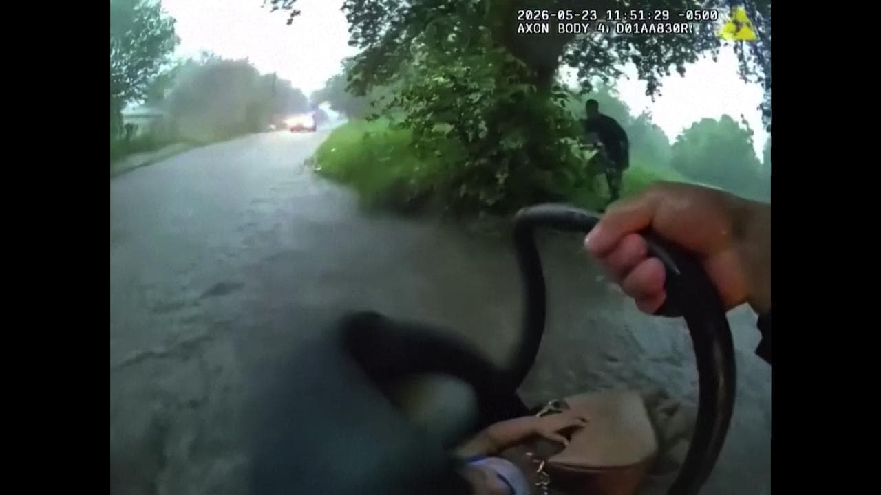Texas, neonato salvato dall'auto sommersa dall'alluvione: il video della bodycam diventa virale