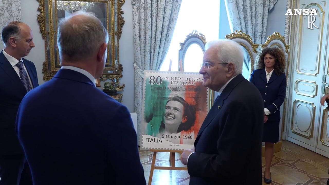 80 anni della Repubblica, presentato a Mattarella il francobollo commemorativo