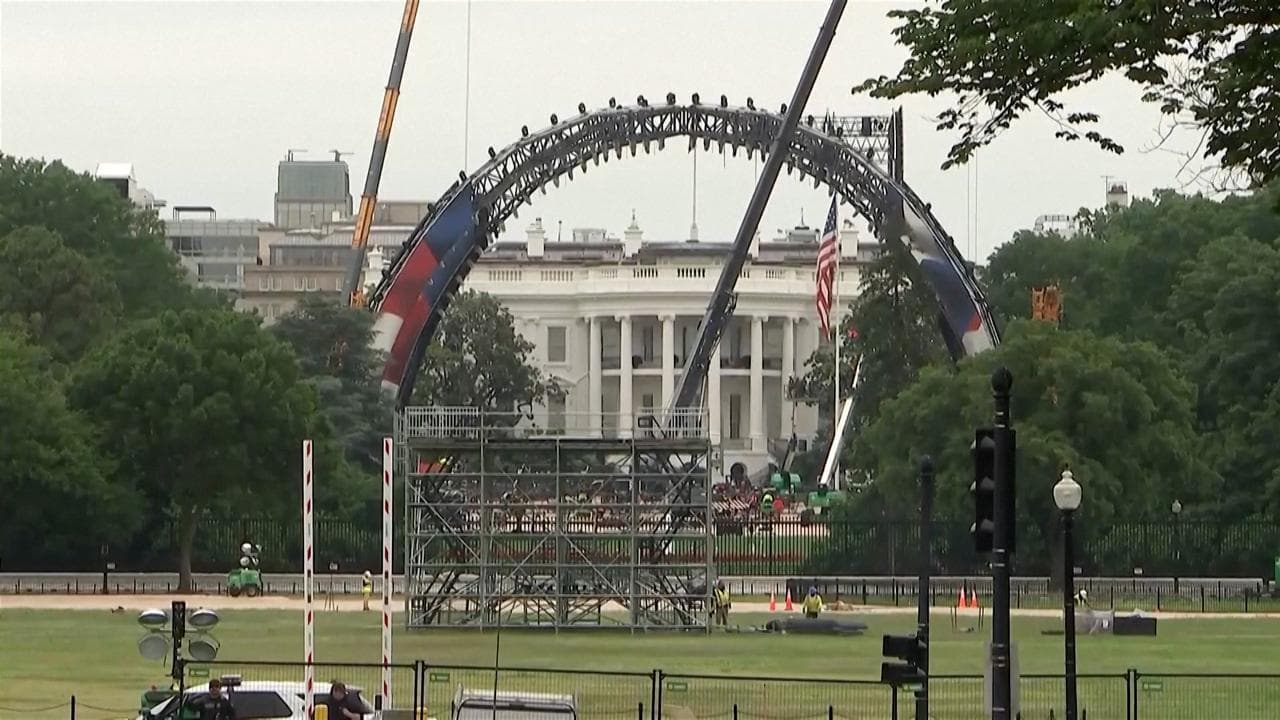 Lavori in corso nel giardino della Casa Bianca: si prepara evento Ufc per il compleanno di Trump