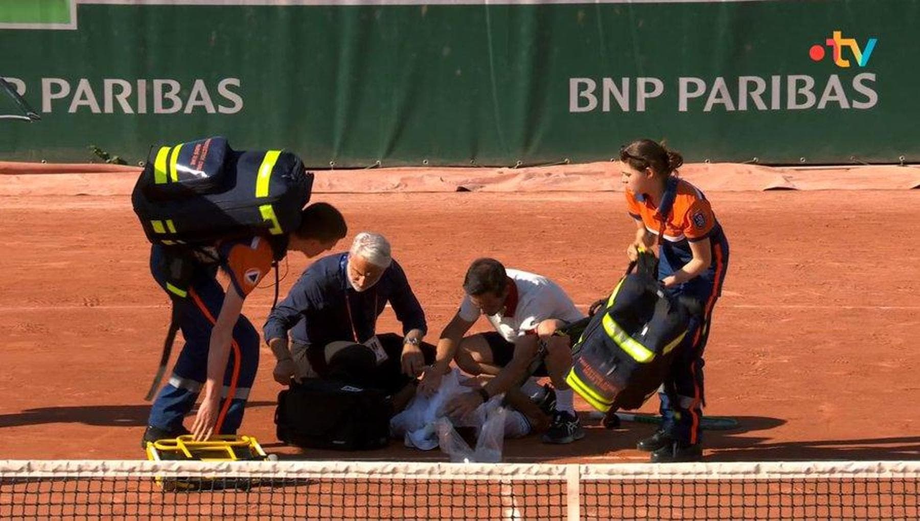 Mensik in preda ai crampi al Roland Garros, batte Navone dopo 5 ore ma non riesce più a rialzarsi
