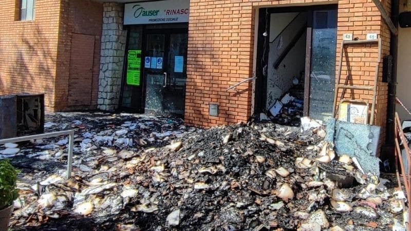Anteprima: Rogo alla Casa del popolo di Montepulciano, l’ora dello sdegno: “Non è disagio, questa è…
