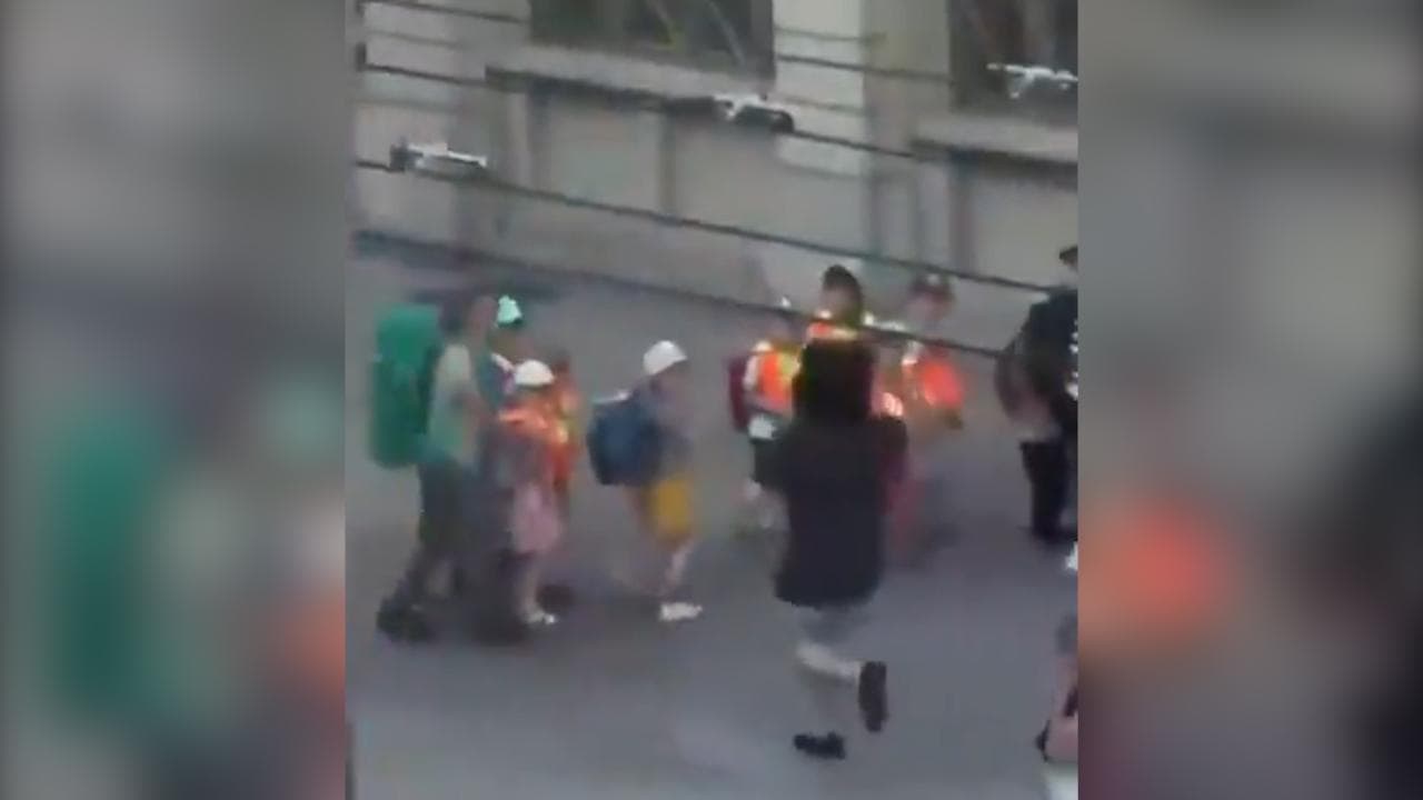 Svizzera, uomo armato di coltello aggredisce persone alla stazione di Winterthur: il video