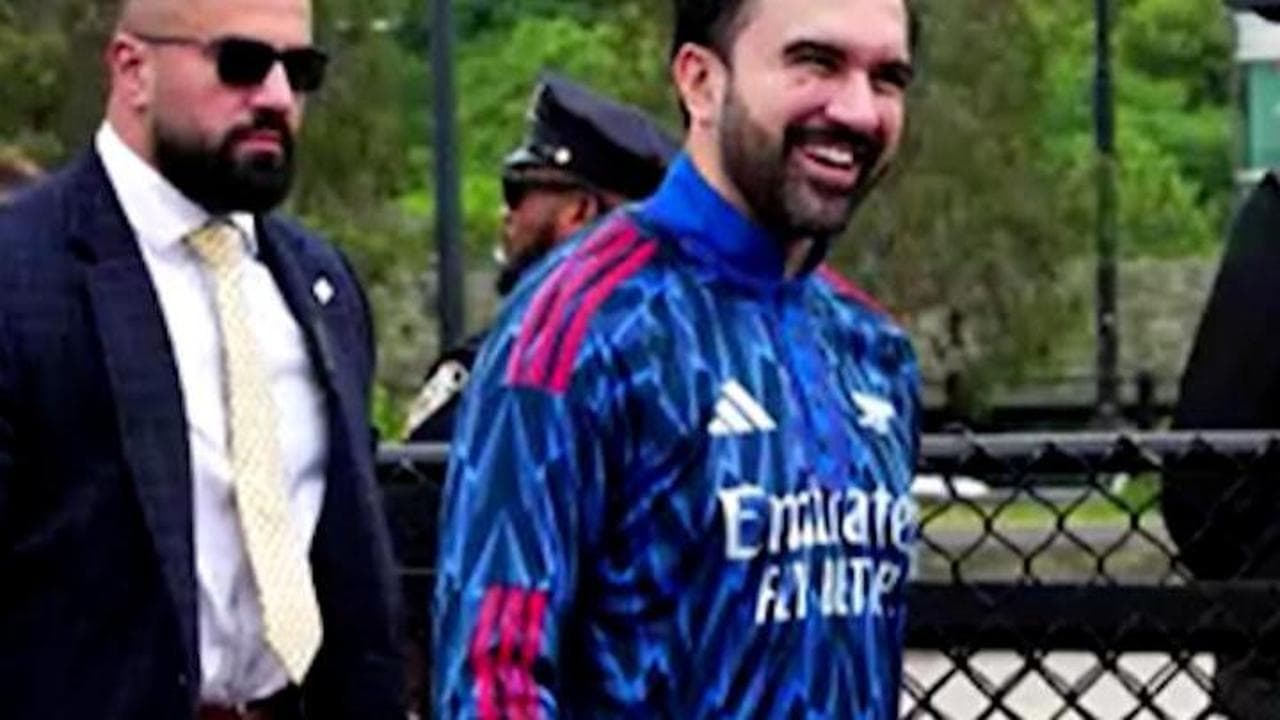 New York, il sindaco Mamdani con la maglia dell'Arsenal alla festa musulmana dell'Eid al-Adha