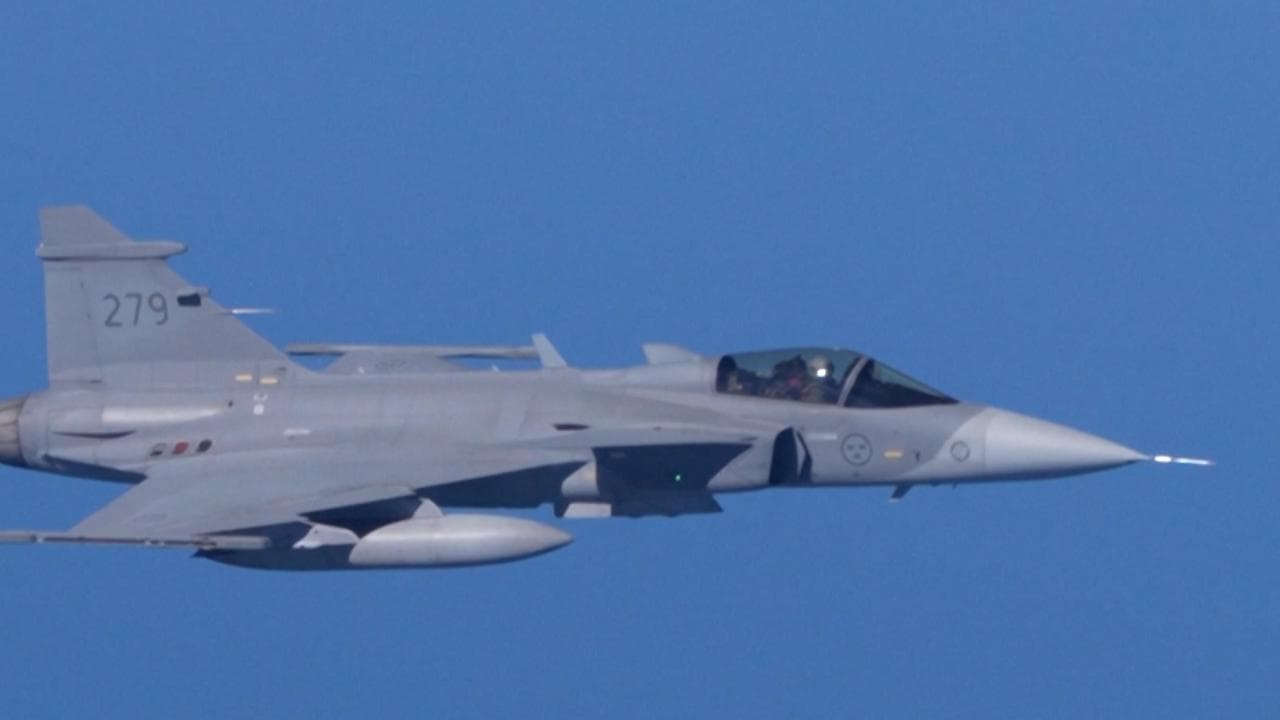 Ucraina, Zelensky acquista 20 caccia dalla Svezia: perché i "Gripen" sono i jet giusti per Kiev