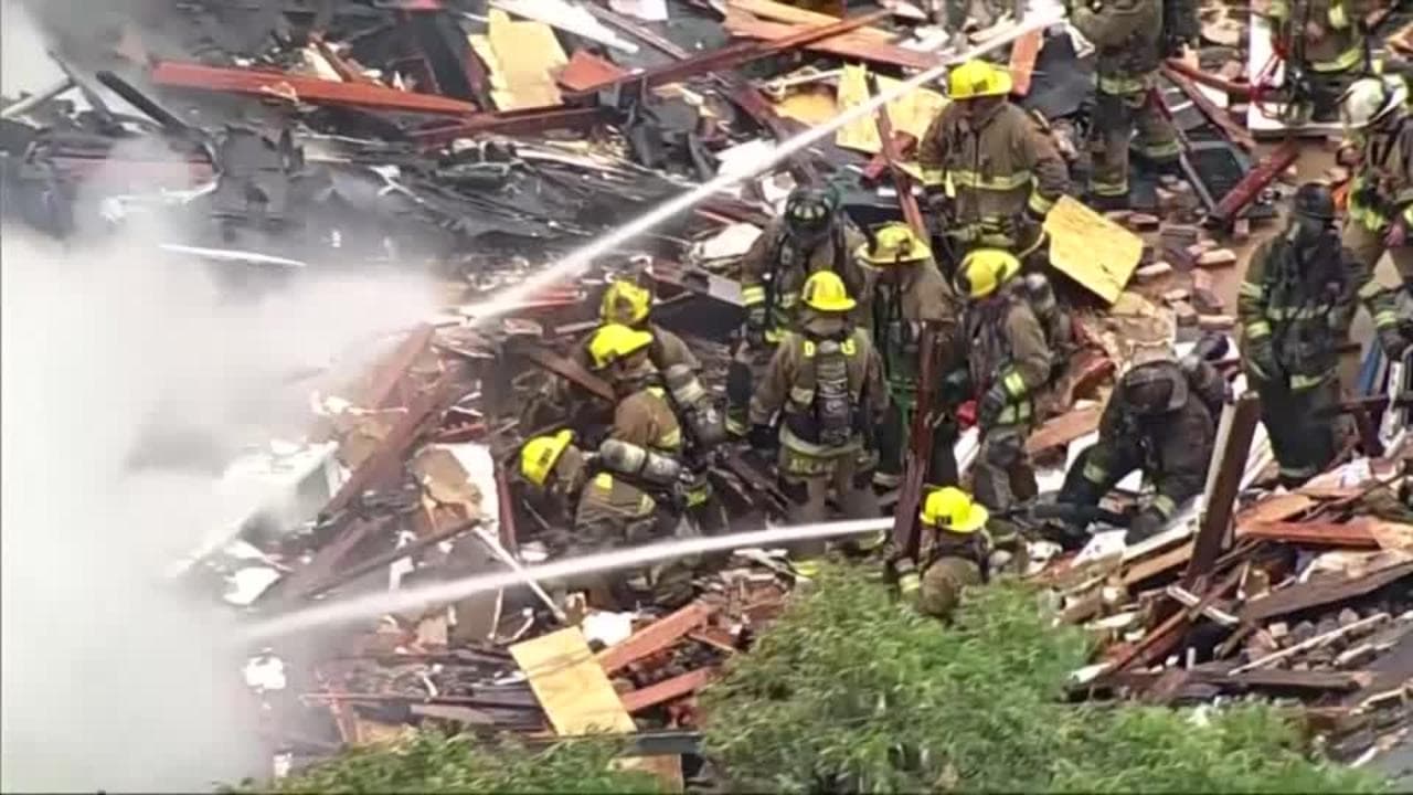Fuga di gas a Dallas, esplode un condominio: i vigili del fuoco domano il rogo dall'alto