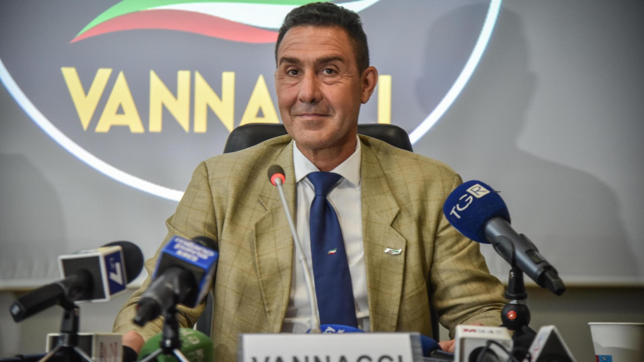 Vannacci e il boom di iscrizioni in Lombardia e Veneto. Fastidio e preoccupazione nella Lega