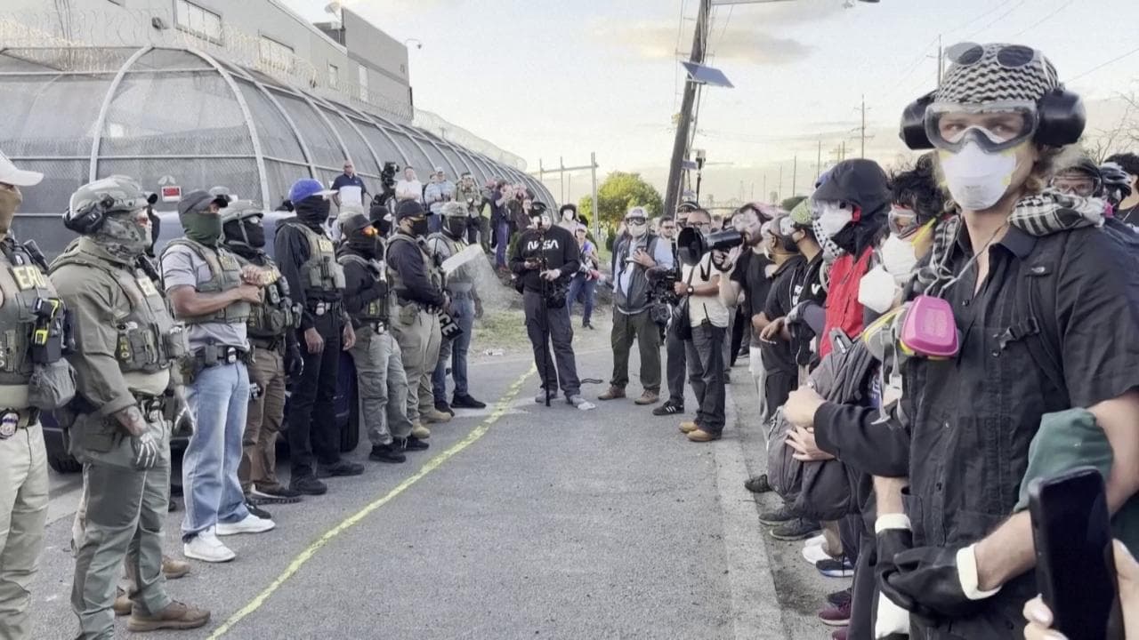 "Nessuno è illegale": catene umane contro l'ICE davanti al centro migranti del New Jersey