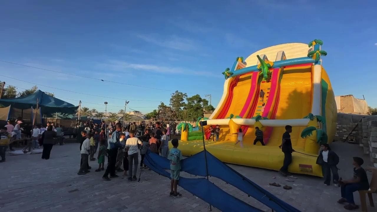Gaza, altalene e scivoli gonfiabili per dimenticare la guerra: il parco giochi mobile di Nuseirat