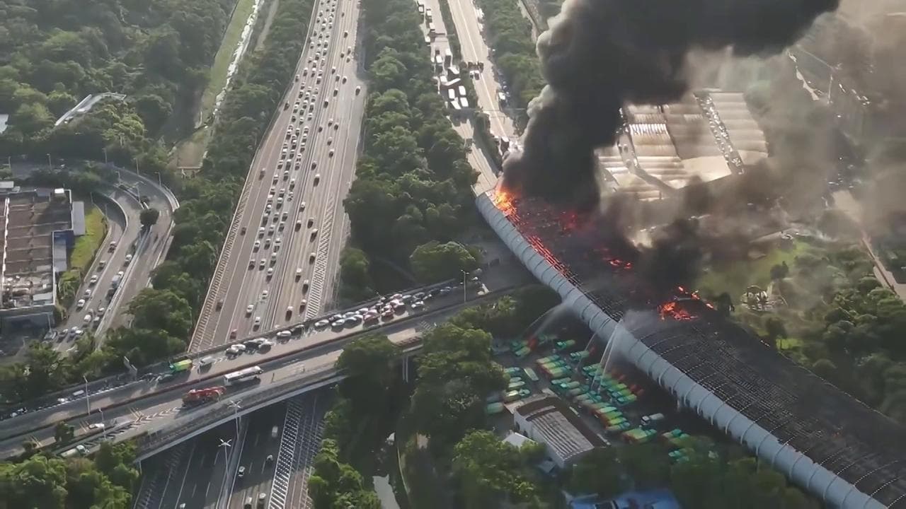 Cina, scontro tra un autobus e un'autocisterna: gigantesco incendio sull'autostrada di Shenzhen