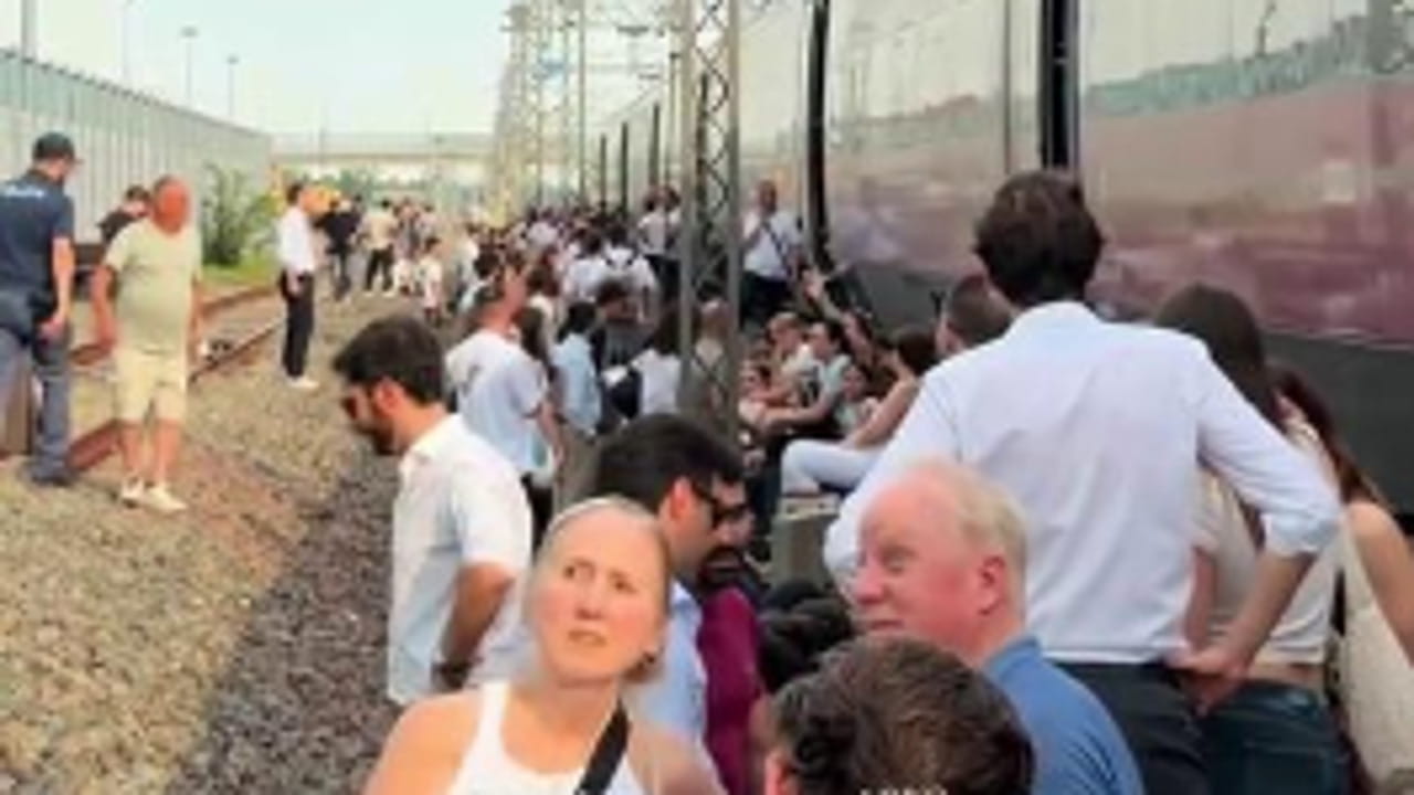 Treno Italo bloccato ore senz'aria condizionata: il racconto video tra solidarietà e momenti critici