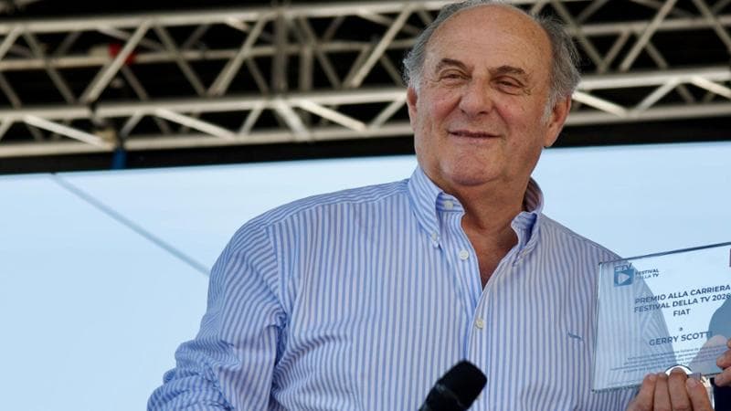 Gerry Scotti sul palco del Festival della tv di Dogliani
