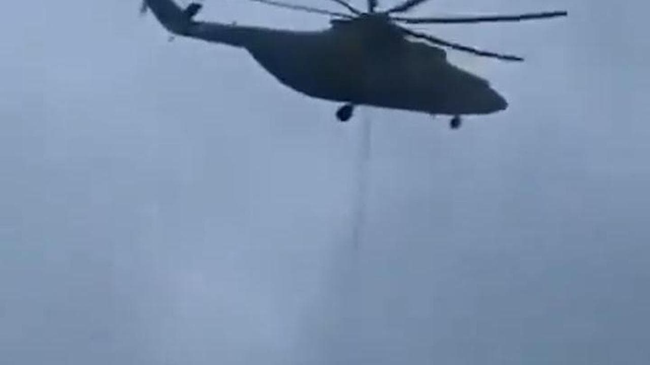 Mosca, sistema antiaereo viene posizionato sul tetto di un grattacielo: il trasporto via elicottero