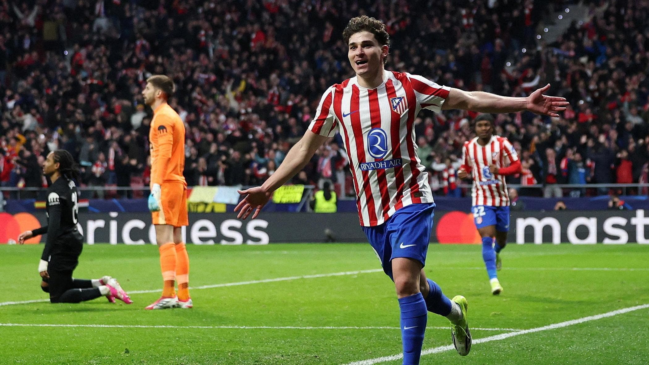 Barcellona su Alvarez, furia Atletico. L'ironia social, poi l'attacco: “Arbitri a libro paga...”