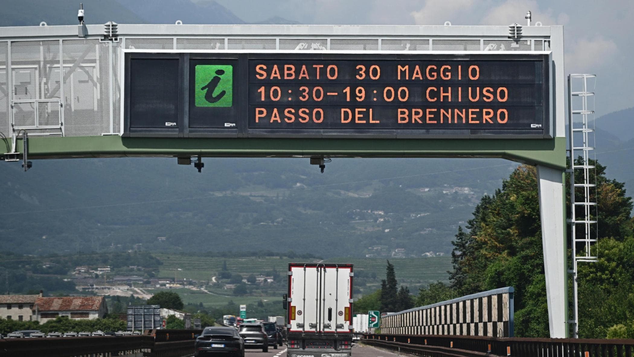 Brennero, bloccato il traffico: resterà chiuso fino alle 19. Incendio doloso sulla linea ferroviaria