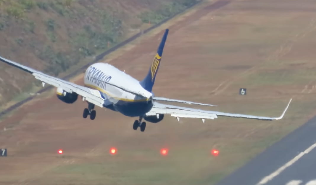 Un aereo di Ryanair in difficoltà a Madeira