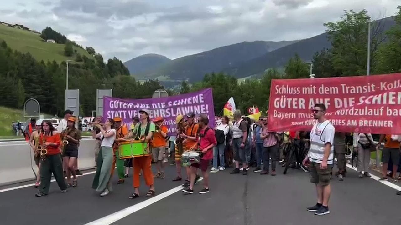 Blocco del Brennero, i manifestanti occupano l'autostrada