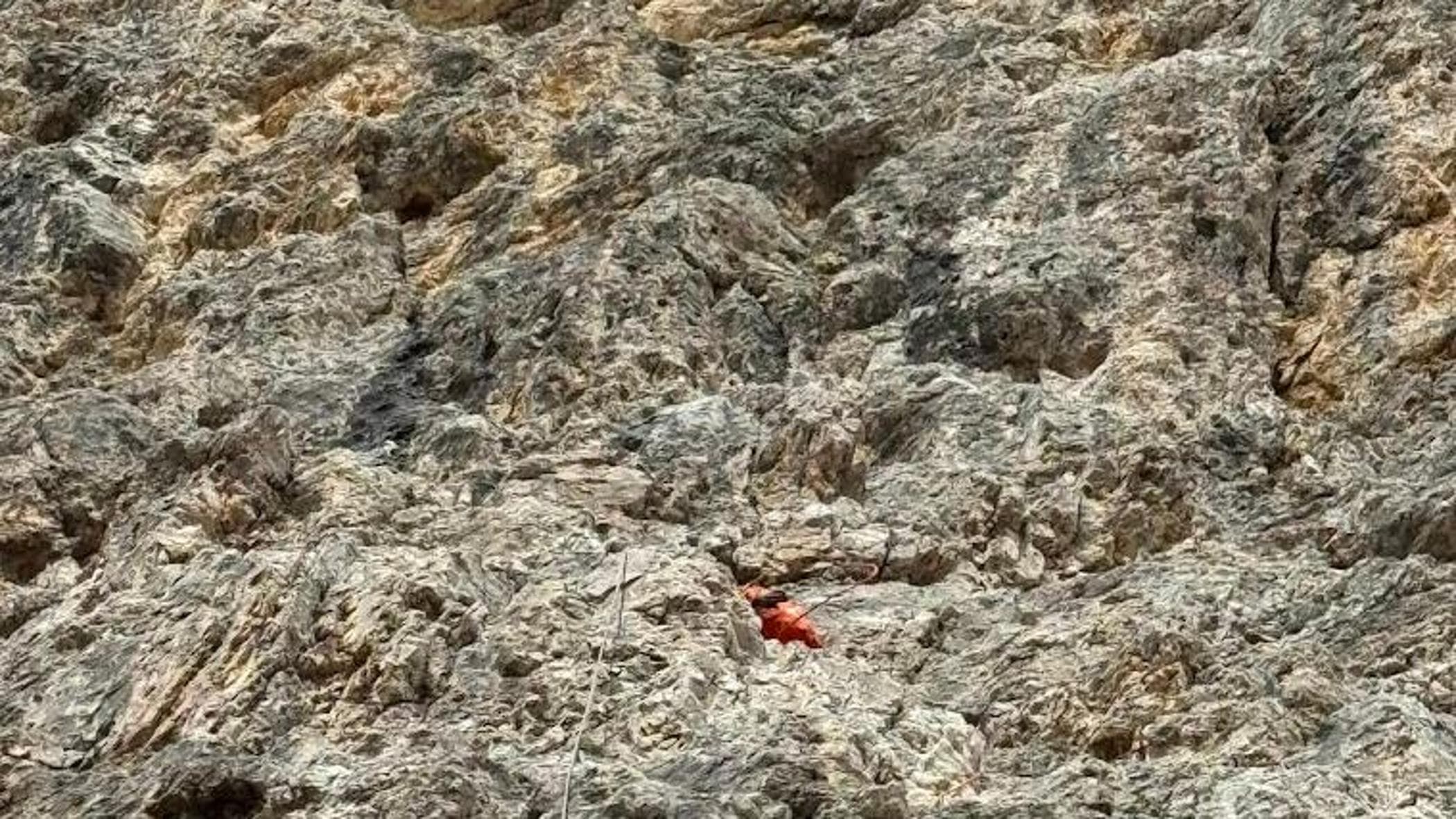 Incidente sulla via Livanos in Val di Fassa: climber 32enne precipita da capocordata e muore