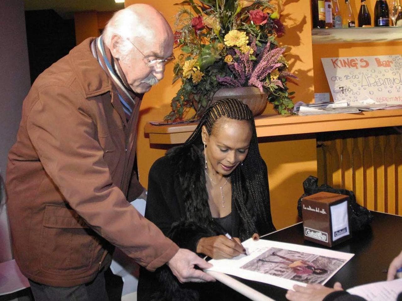 Zeudi Araya firma autografi al Torino Film festival nel 2008