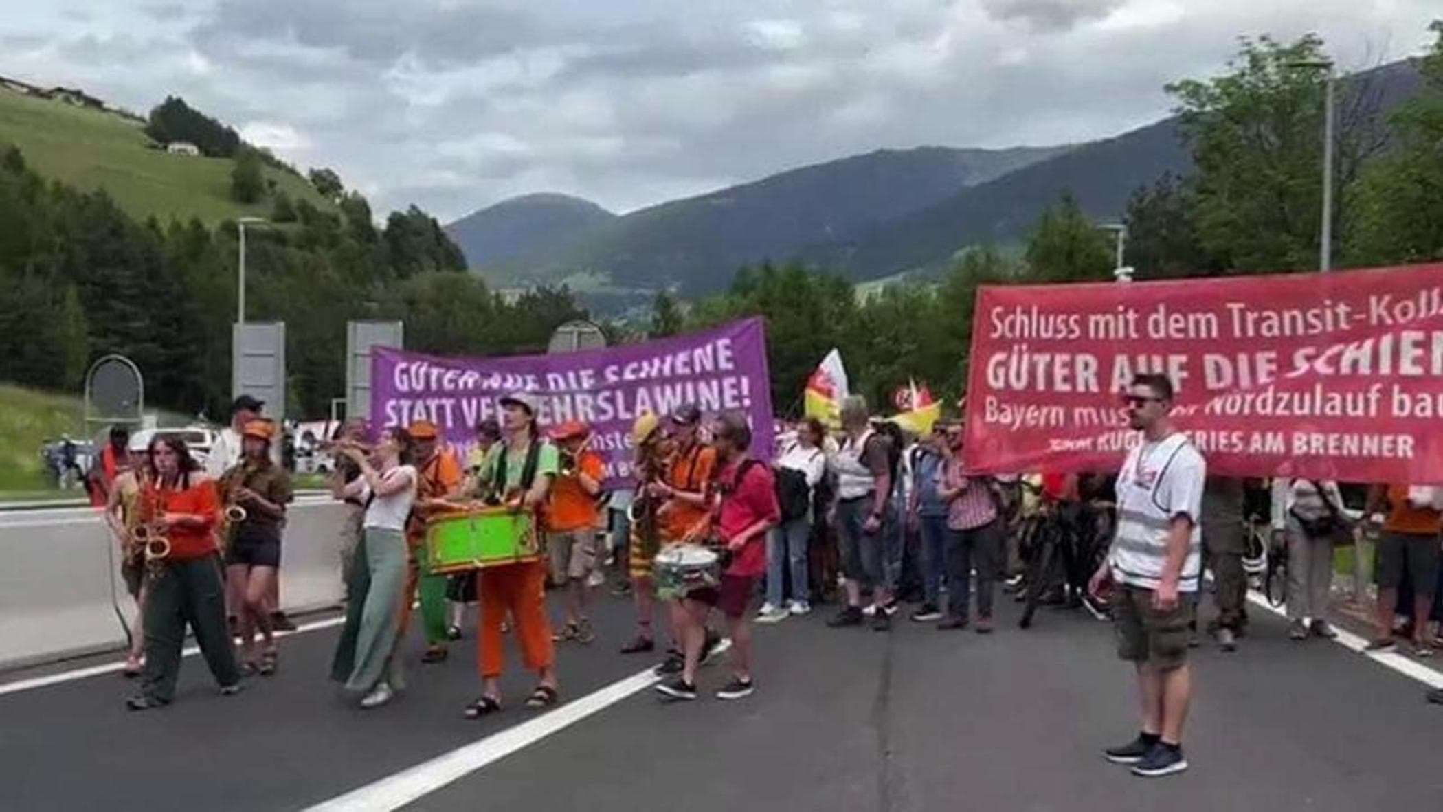 Brennero off limits per corteo, pochi disagi. Sabotata la ferrovia, si batte la pista eco-anarchica