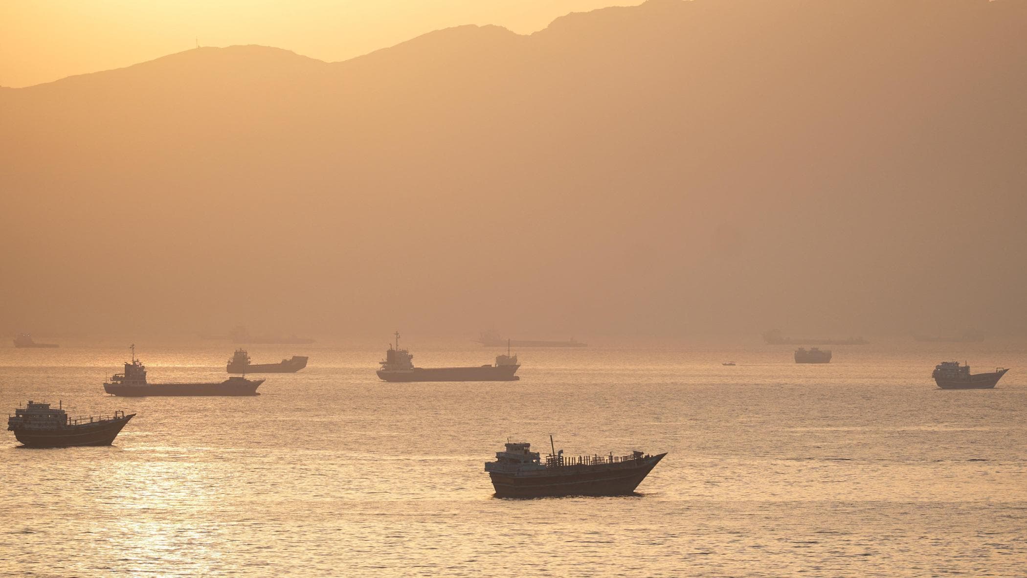 A fari spenti nella notte, così le navi a Hormuz aggirano il blocco iraniano