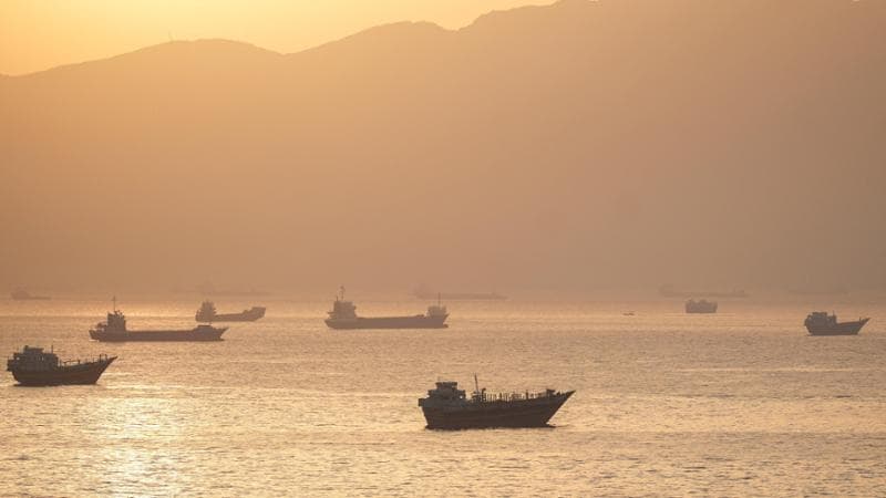 A fari spenti nella notte, così le navi a Hormuz aggirano il blocco iraniano