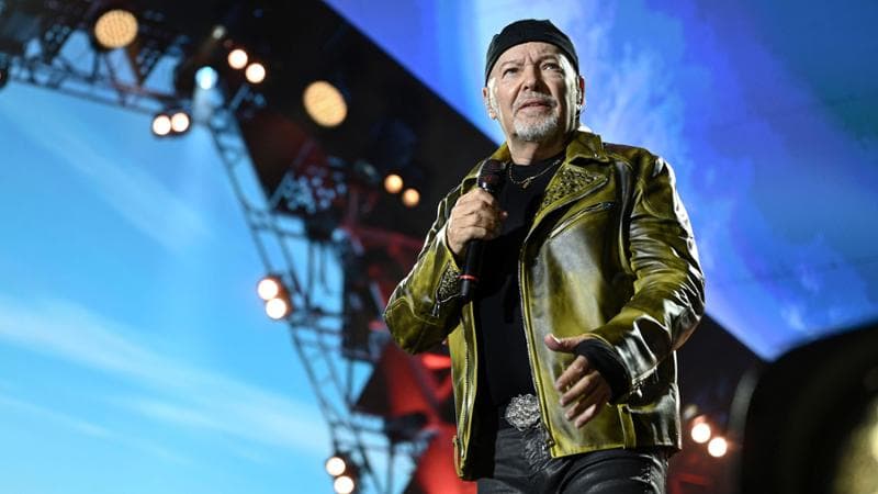 Vasco, show da gigante a Rimini: “Io mi schiero sempre, ma con le mie canzoni”
