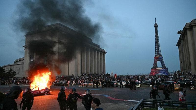 Parigi in festa, Psg da Macron. Ma la Champions costa cara: un morto e un ferito grave, 780 fermi