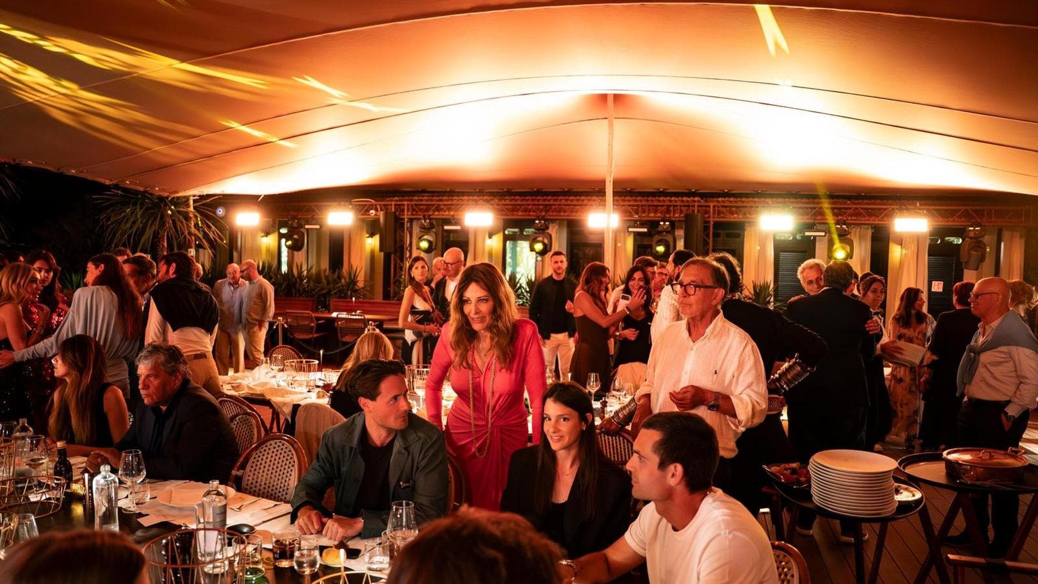 Sabbia, cocktail e tende per ricchi, al via l’estate del lusso di Santanchè