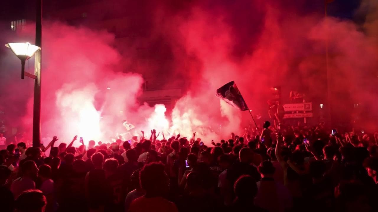 Champions, la notte di (stra)ordinaria follia dei tifosi del PSG: un morto, 219 feriti e 780 fermi