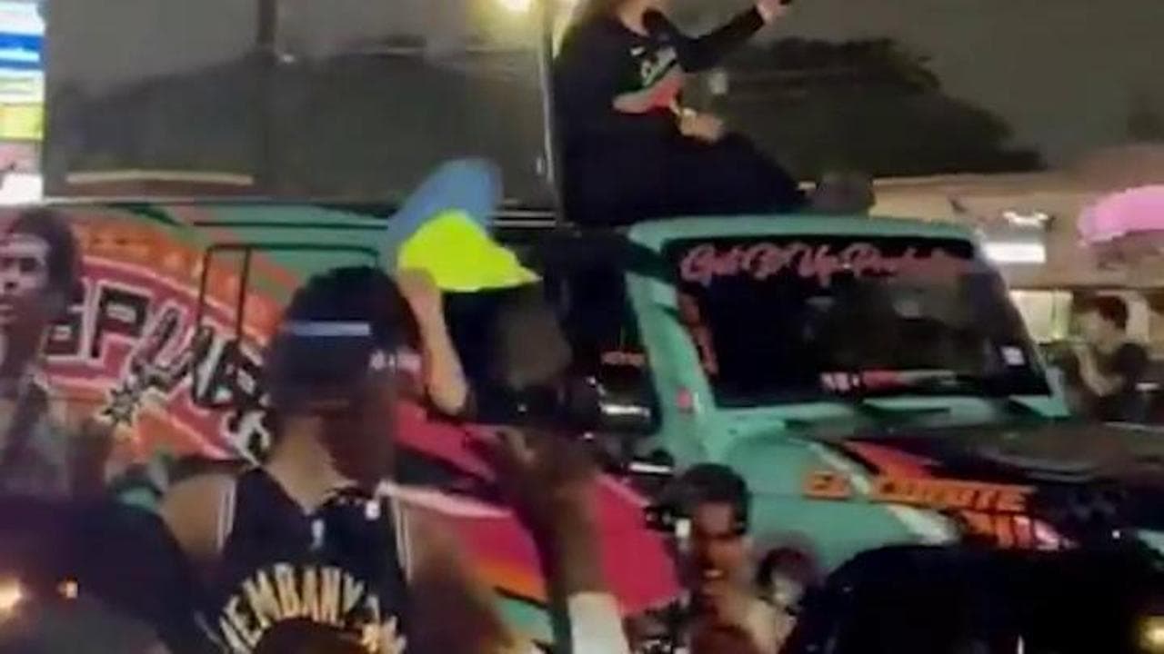 Nba, Spurs in finale dopo 12 anni. Festa in strada con i Suv a San Antonio