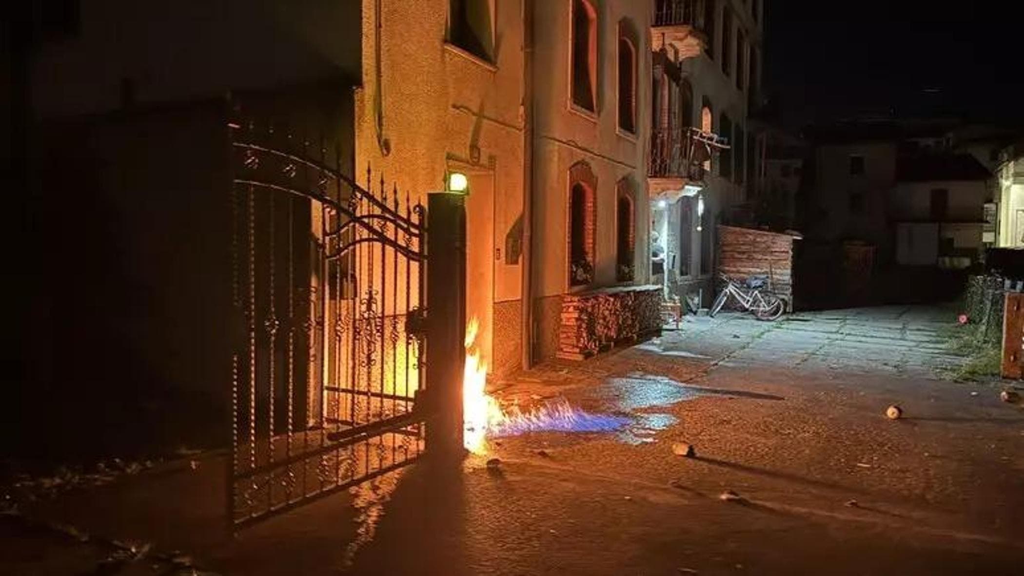 Bottiglie incendiarie contro l’abitazione di un cronista nel vicentino: “Sono sconvolto”