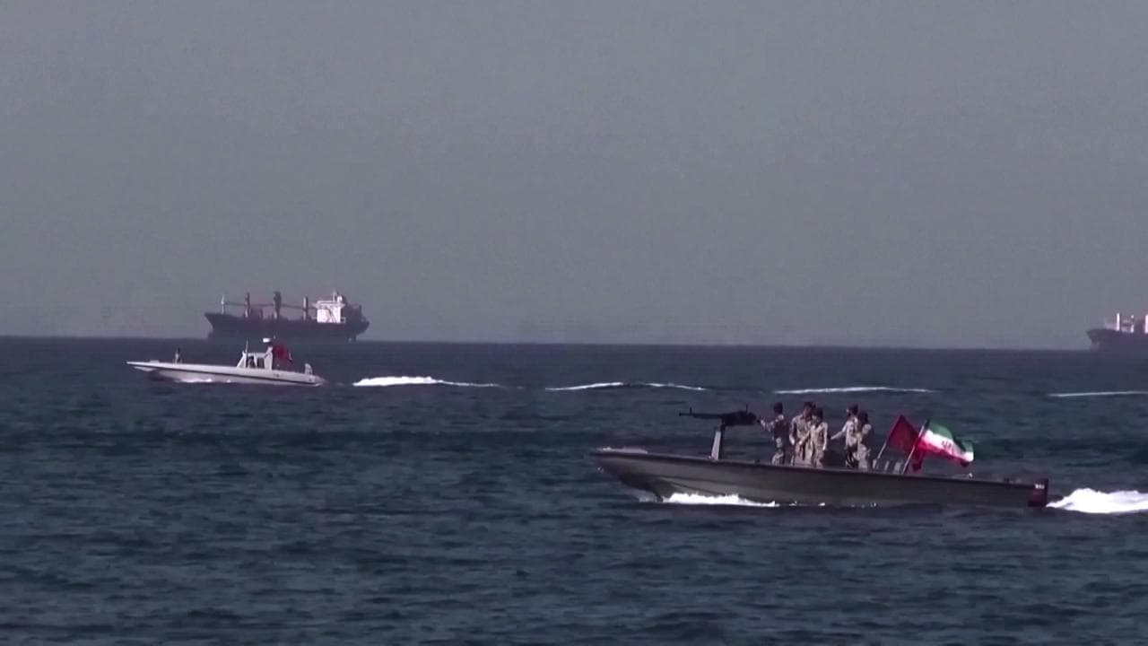 Hormuz, le immagini delle navi che attraversano lo stretto con la scorta dei pasdaran