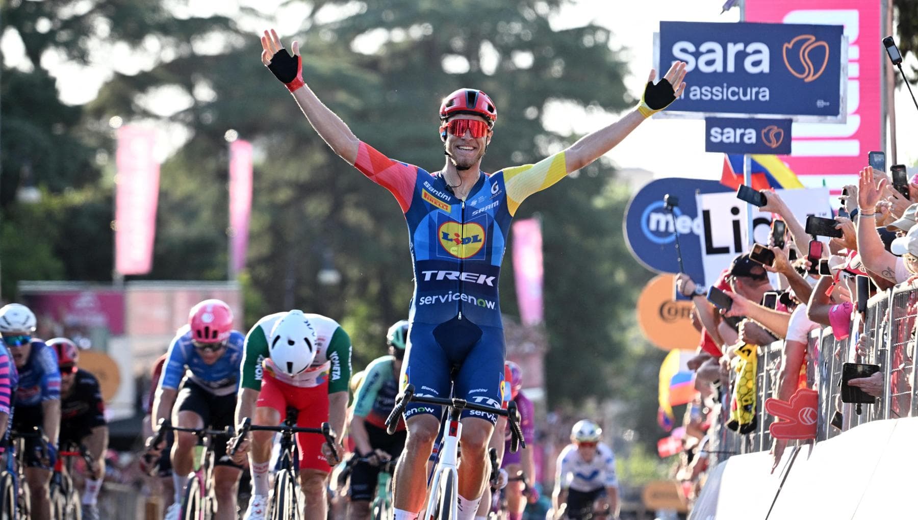 Milan vince la volata di Roma, è il quarto successo di tappa italiano. Il Giro è di Vingegaard