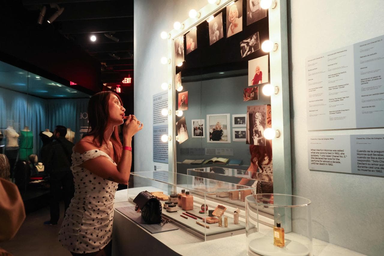 I visitatori della mostra possono truccarsi davanti allo specchio appartenuto all'attrice