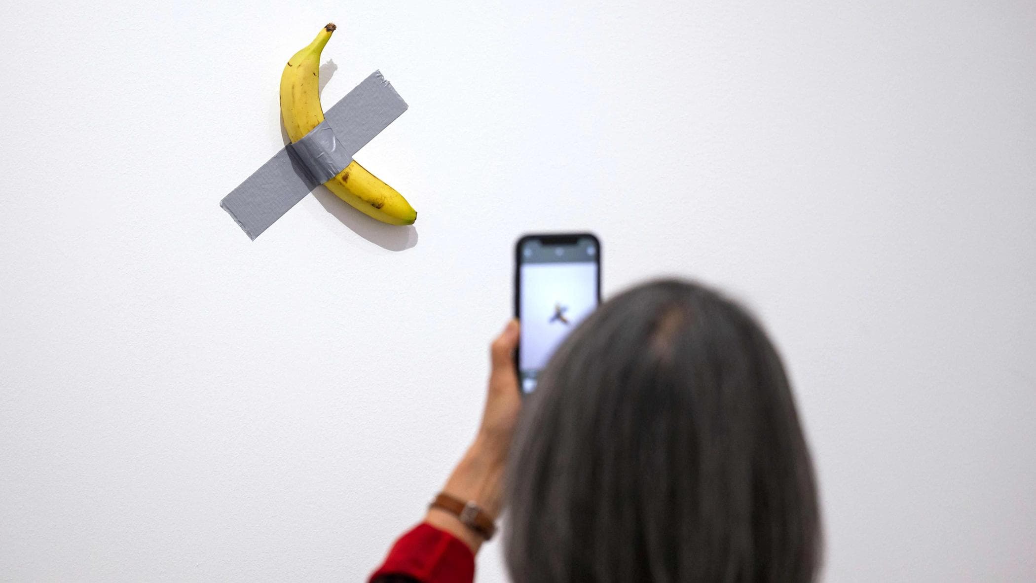 La banana di Cattelan rubata dal Pompidou di Metz: storia di un’icona pop senza pace
