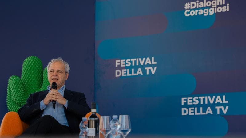 Enrico Mentana, 71 anni, sul palco del Festival della tv di Dogliani