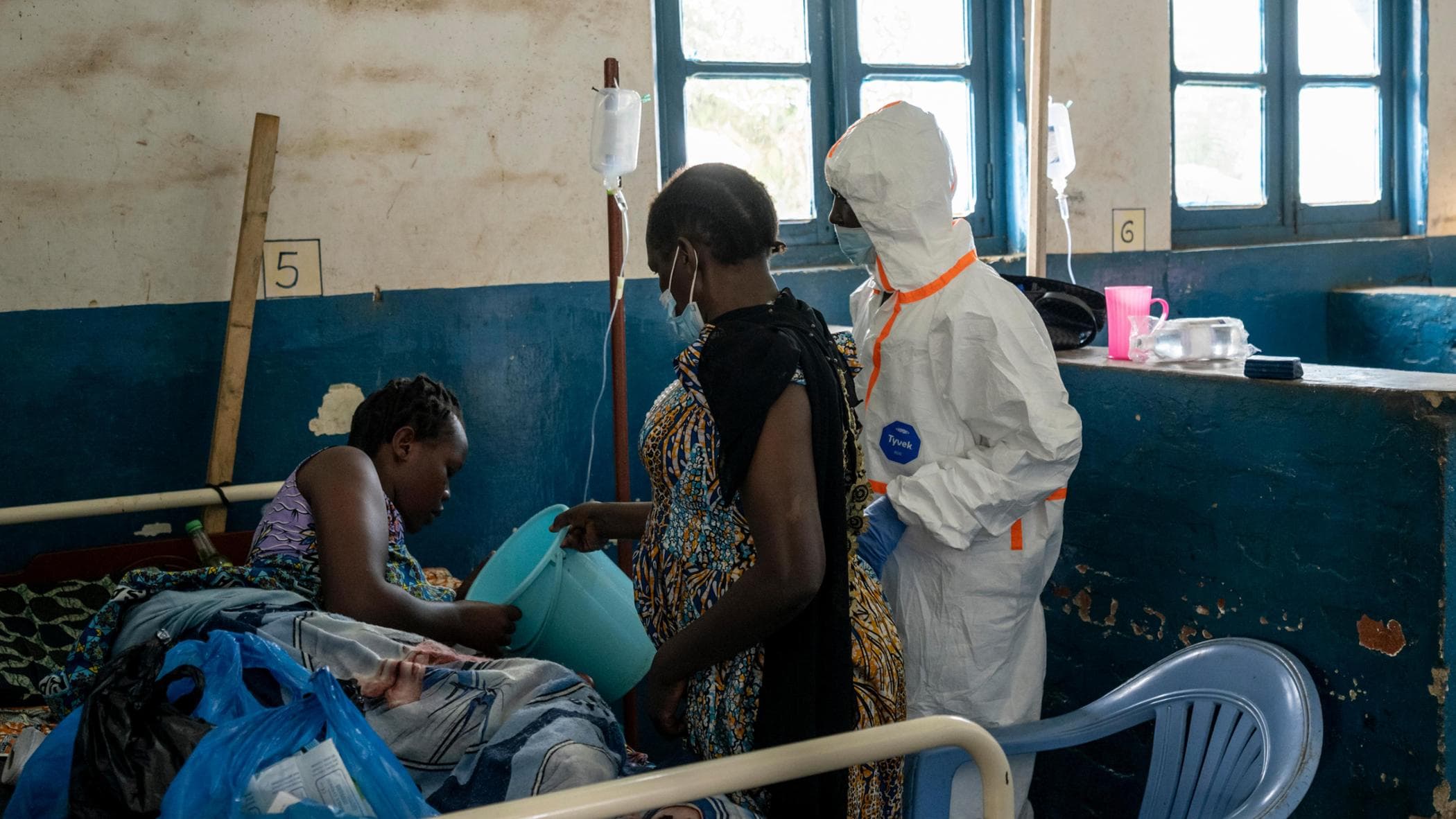 Congo, nella terra di Ebola. I medici circondati da cadaveri: “A mani nude contro il virus”