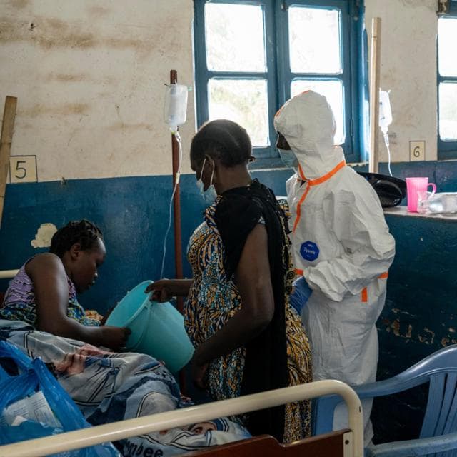 Ebola, Amerika'nın enfekte olanları Kenya'ya getirmeyi planlıyor. Protestoda patlama: 2 ölü