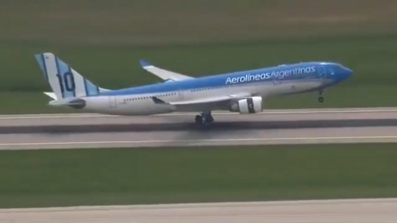 Mondiali, l'aereo dell'Argentina atterra in Usa con "10" sulla coda e fascia da capitano sul motore