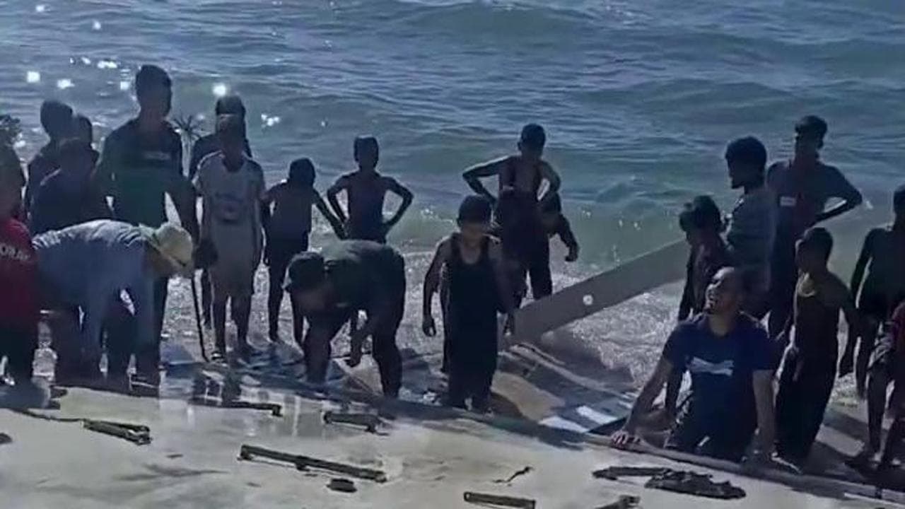 Flotilla, barca alla deriva raggiunge la costa di Gaza: decine di persone la trascinano in spiaggia
