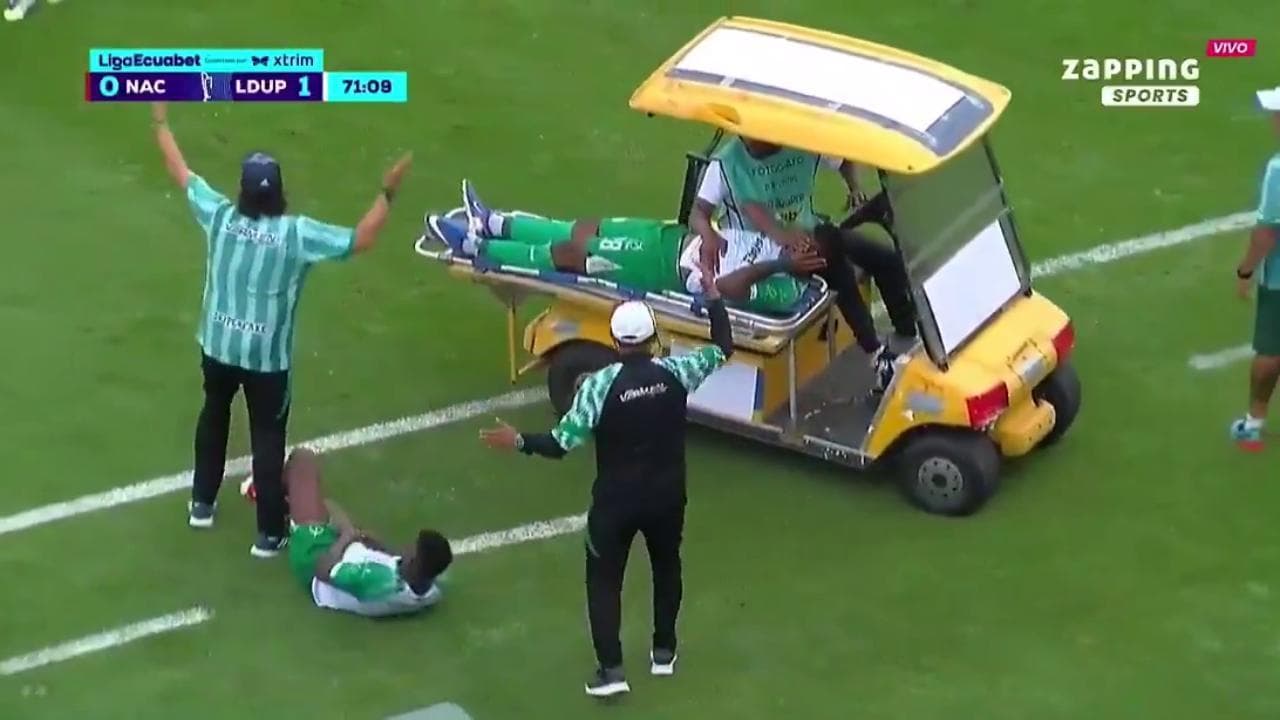 Ecuador, surreale incidente in campo: calciatore viene investito dalla golf car dei medici