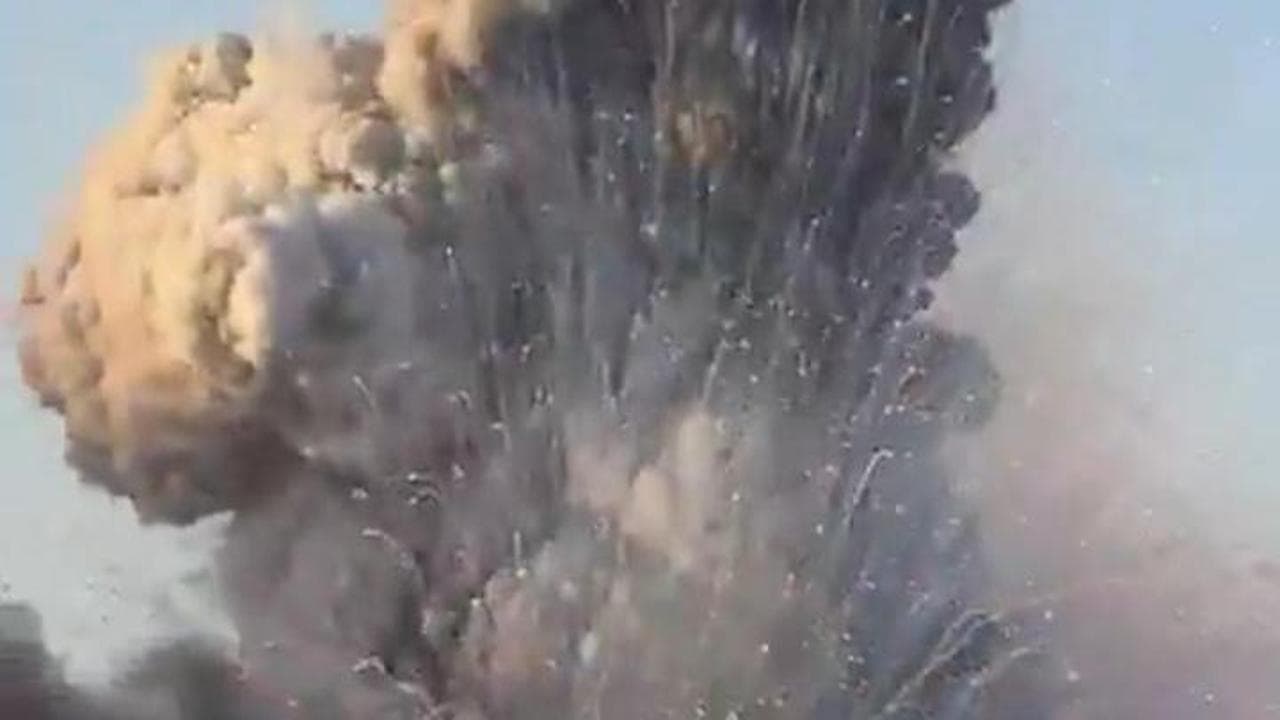 Malta, esplosione in una fabbrica di fuochi d'artificio: un'enorme colonna di fumo si alza in cielo
