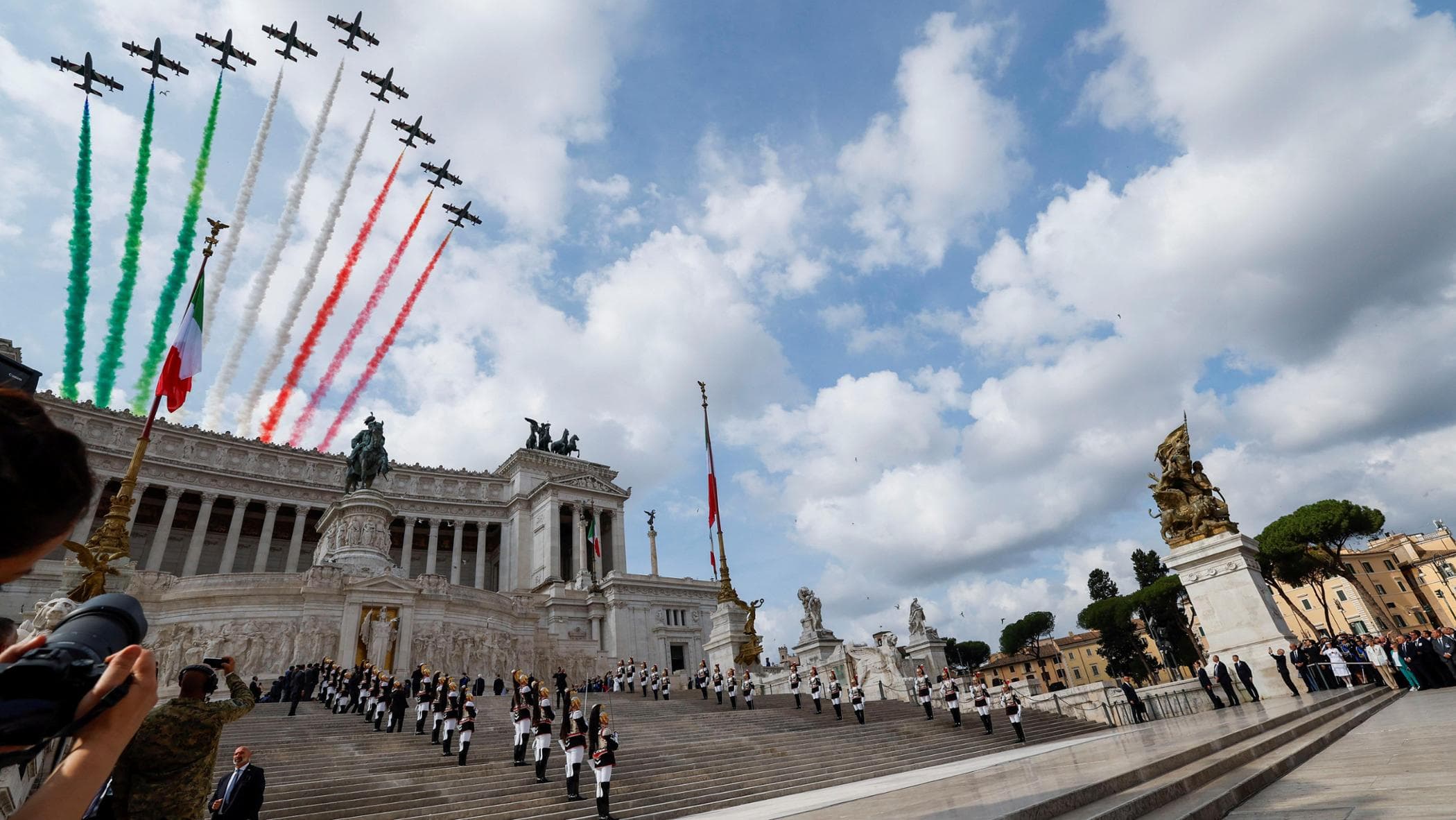 2 giugno, gli 80 anni della Repubblica. L’omaggio all’Altare della Patria e la parata ai Fori