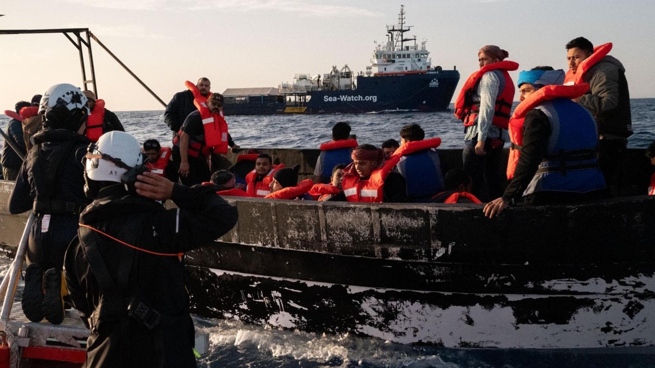 Migranti, accordo Ue sui rimpatri: ok ai return hub in Paesi terzi e al foglio di via europeo