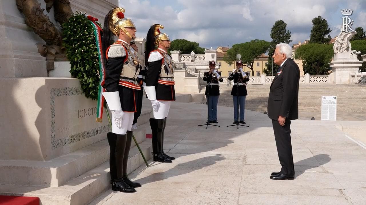 Festa della Repubblica, il presidente Mattarella depone la corona d'alloro all'Altare della Patria