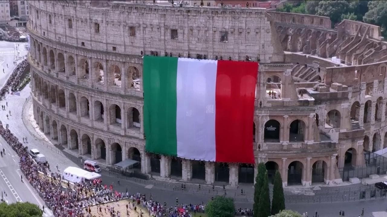 Festa della Repubblica, i vigili del fuoco srotolano un enorme tricolore dal Colosseo